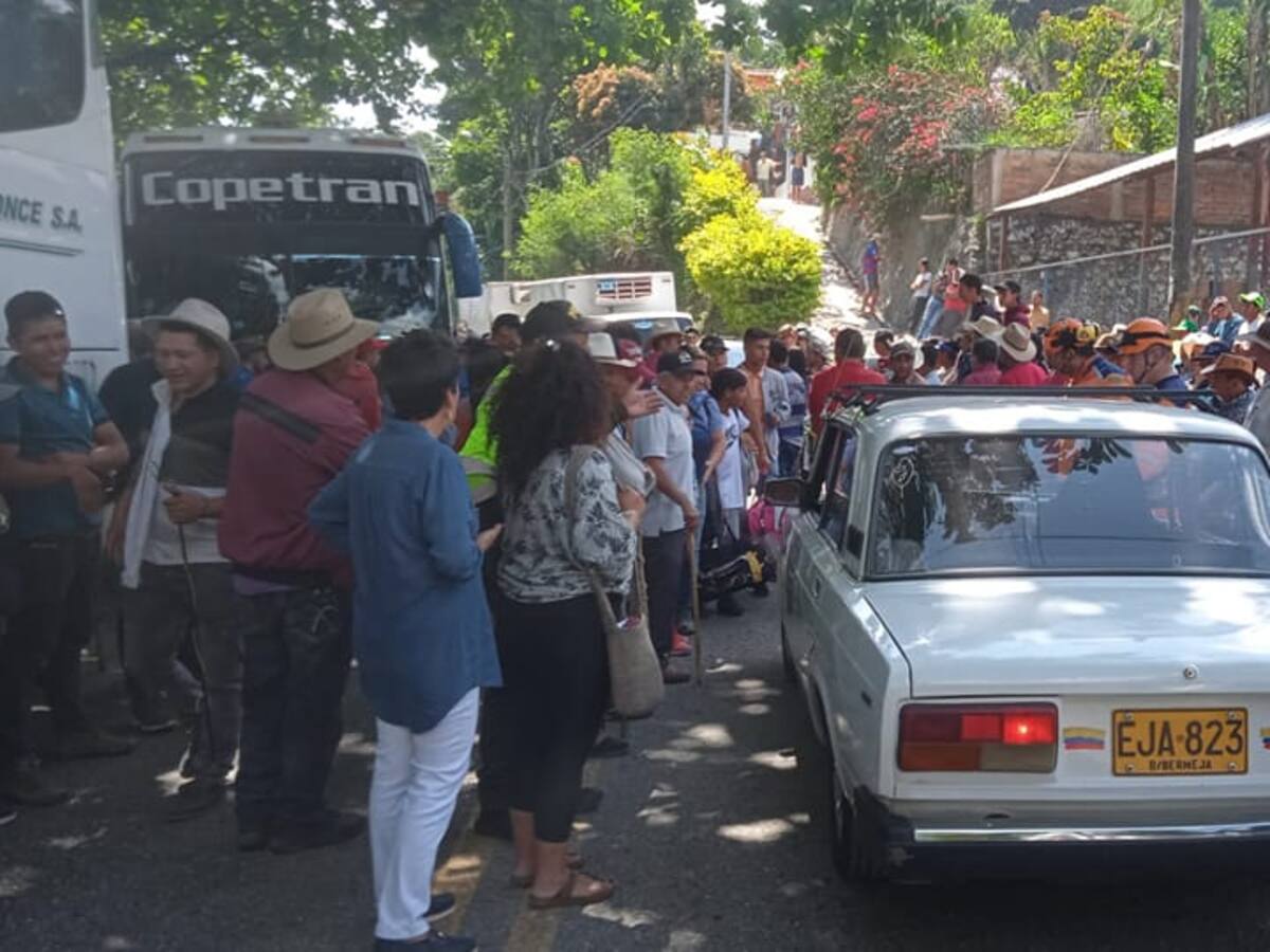Levantan bloqueo en la vía Bucaramanga - San Gil