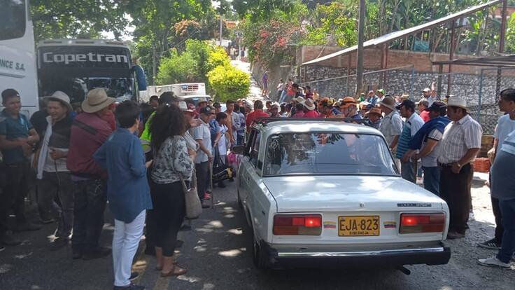 Levantan el paro en Curos y habilitan vía Bucaramanga - San Gil