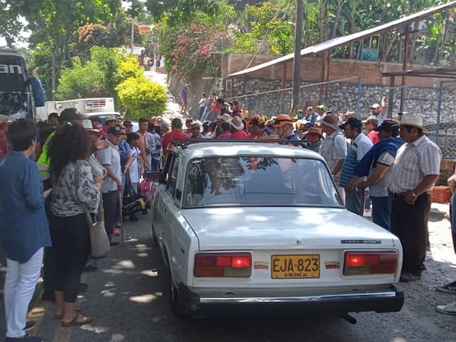 Levantan el paro en Curos y habilitan vía Bucaramanga - San Gil