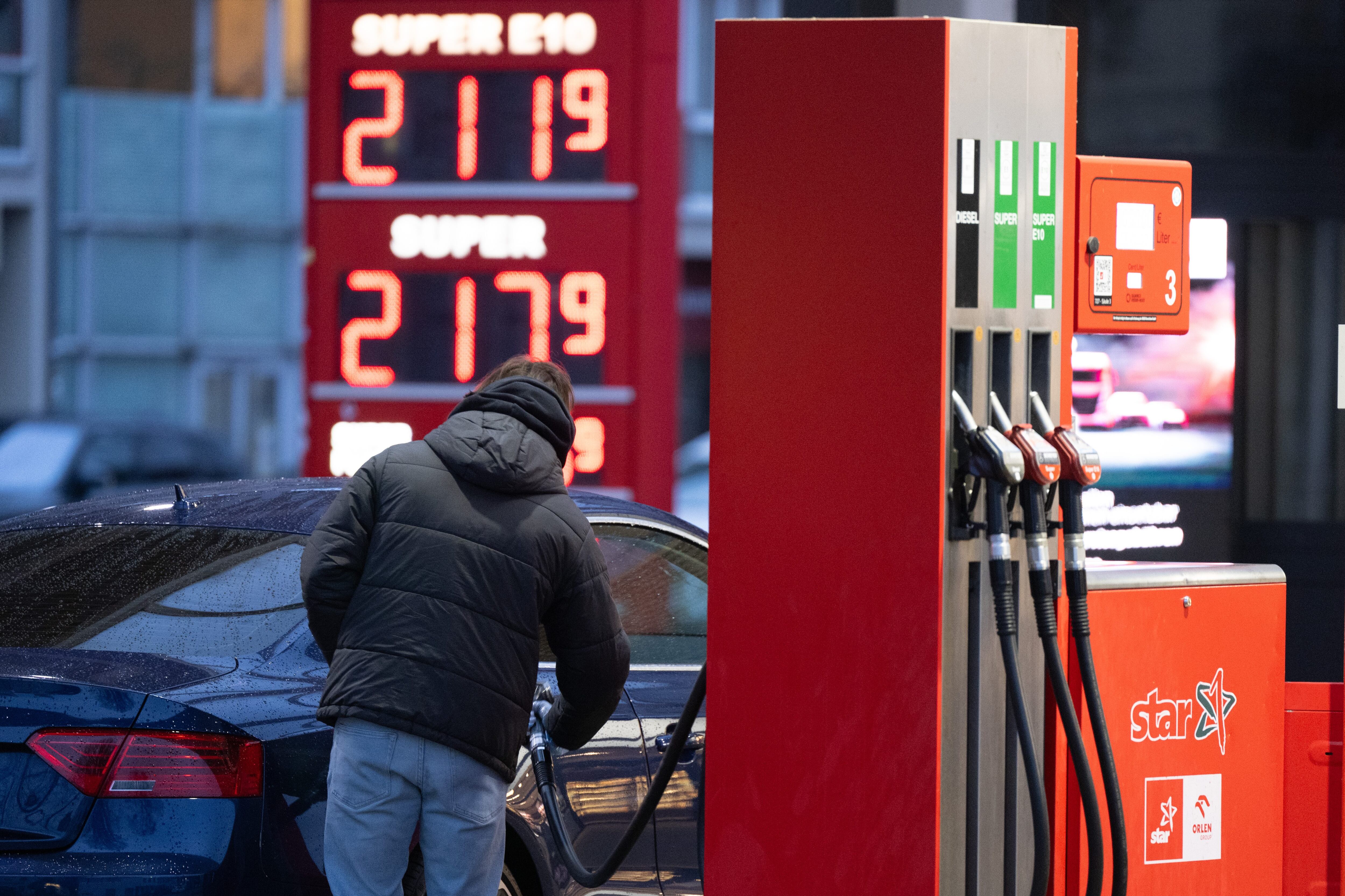 La Comisión Europea hizo un llamado a ahorra combustibles ante las pocas previsiones de que la guerra termine pronto.
(Foto: Sebastian Kahnert/picture alliance via Getty Images)
