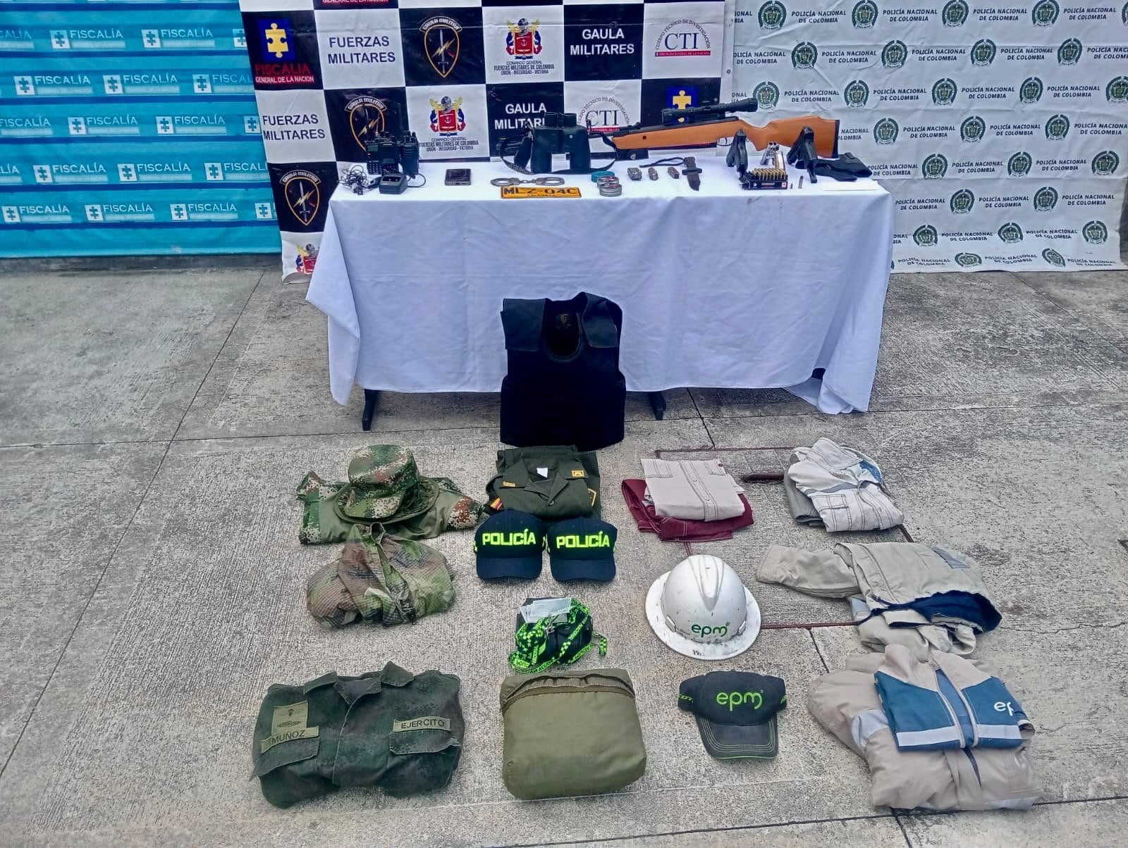 Uniformes de la policía, el ejército y EPM incautados a una mujer en Medellín-- foto Cuarta Brigada