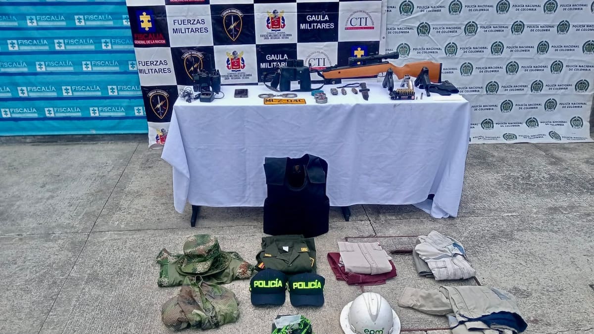 En Medellín, una mujer fue capturada con uniformes de EPM y prendas de la policía y el Ejército