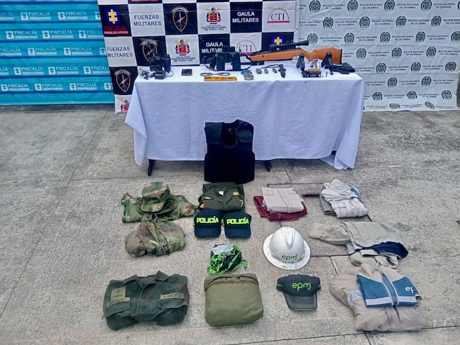 Uniformes de la policía, el ejército y EPM incautados a una mujer en Medellín-- foto Cuarta Brigada