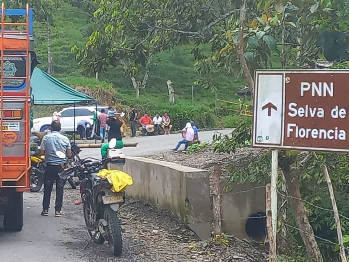 Aproximadamente 200 personas bloquean vía en Caldas incumplimientos de un consorcio vial