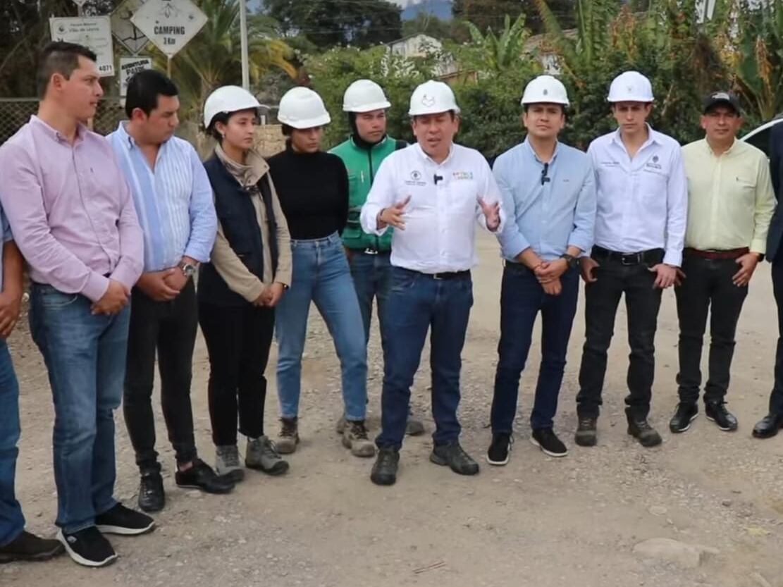 El gobernador de Boyacá, Carlos Andrés Amaya visitó varias obras en Villa de Leyva, junto al alcalde del municipio Víctor Gamboa / Foto: Suministrada.