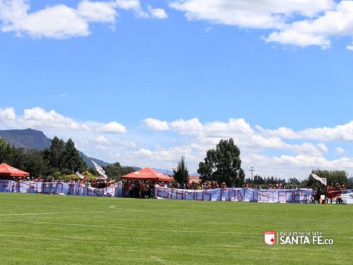 Banderazo en Tenjo: la hinchada de Santa Fe estuvo en el entrenamiento