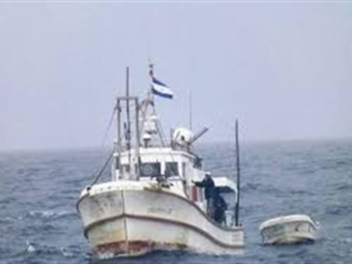 Rescatan barco de Honduras que estaba naufragando cerca de Providencia