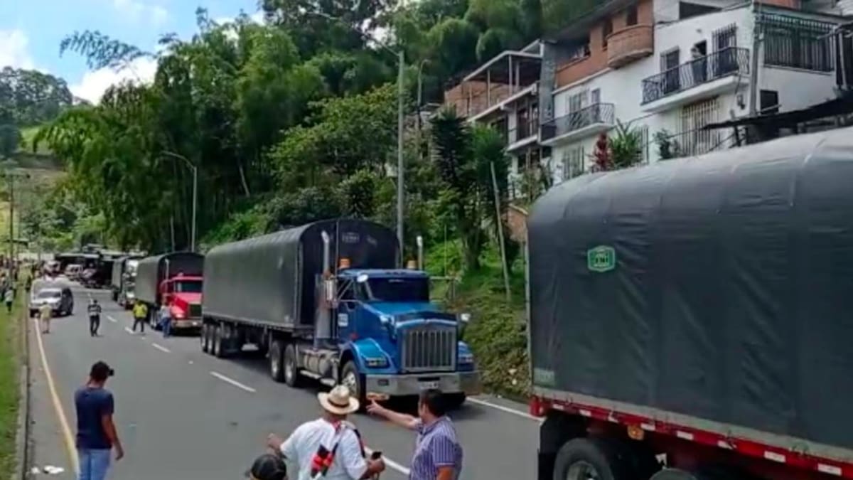 Camioneros bloquean la vía Pereira - Manizales, en ambos sentidos