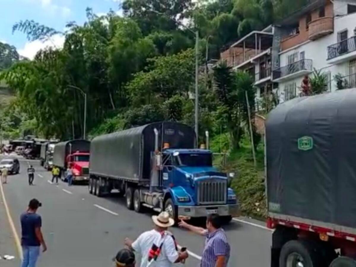 Camioneros bloquean la vía Pereira - Manizales, en ambos sentidos