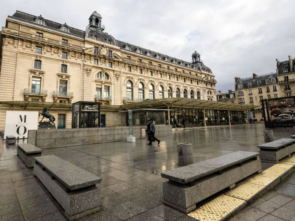 Prohíben a una mujer el ingreso a famoso museo por culpa de su escote