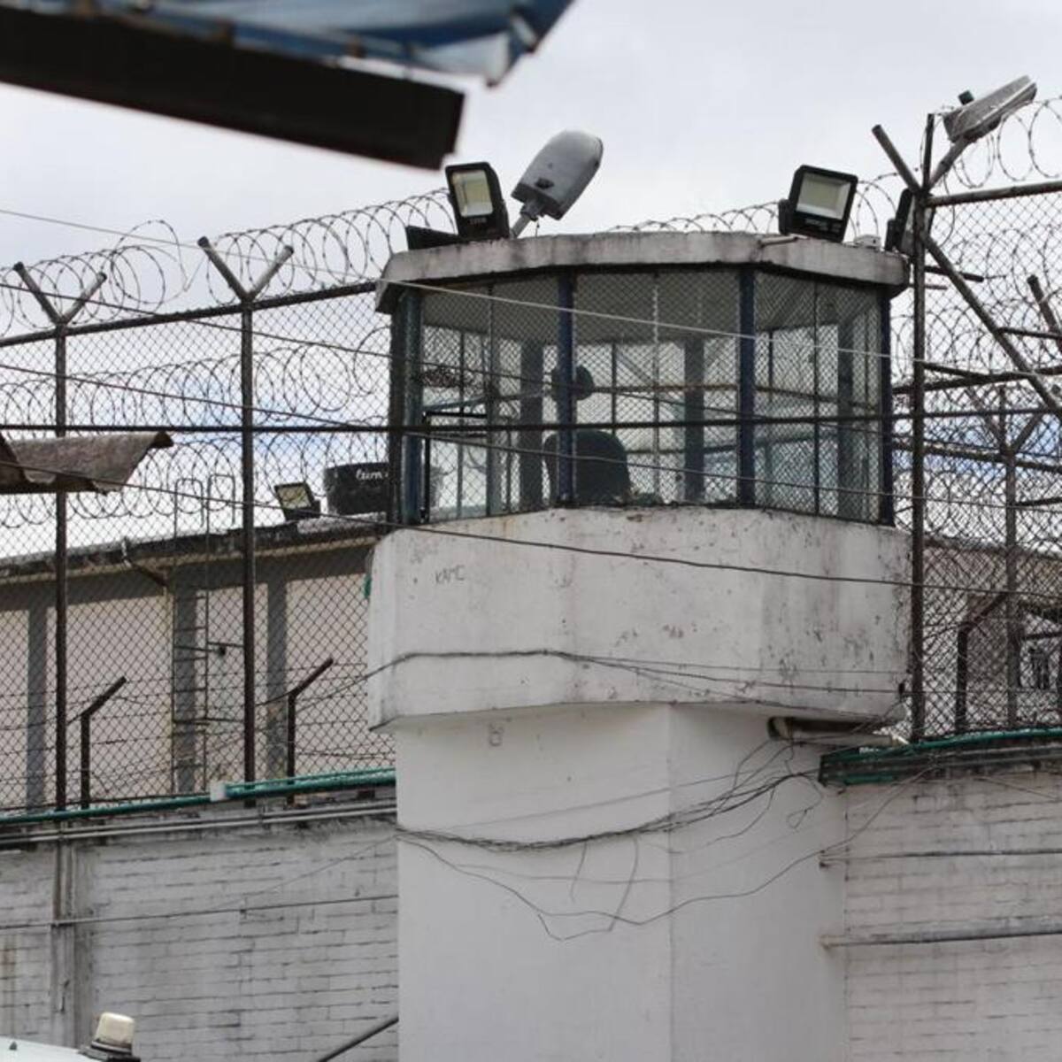 ¿Qué gestión estaba realizando el coronel (r) Elmer Fernández en el centro penitenciario?