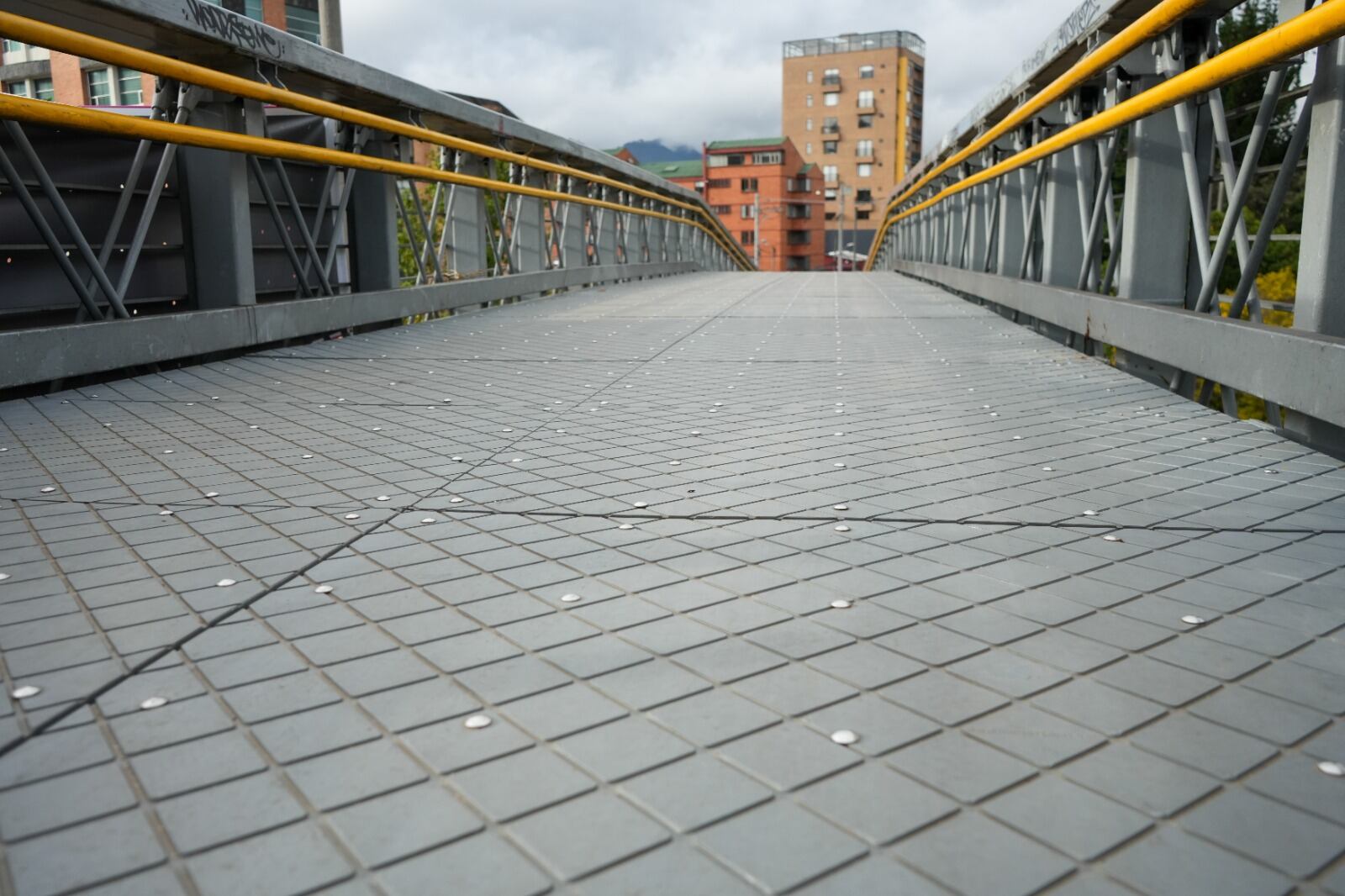 IDU intervendrá 100 puentes peatonales para evitar los robos de láminas de aluminio. Foto: IDU.
