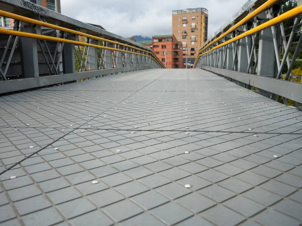 Nueva estrategia para evitar que se roben los materiales de los puentes peatonales de Bogotá