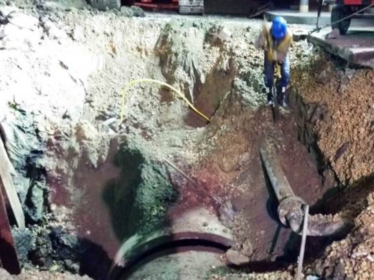 Aguas de Cartagena repara fisura en colector de alcantarillado en el sur