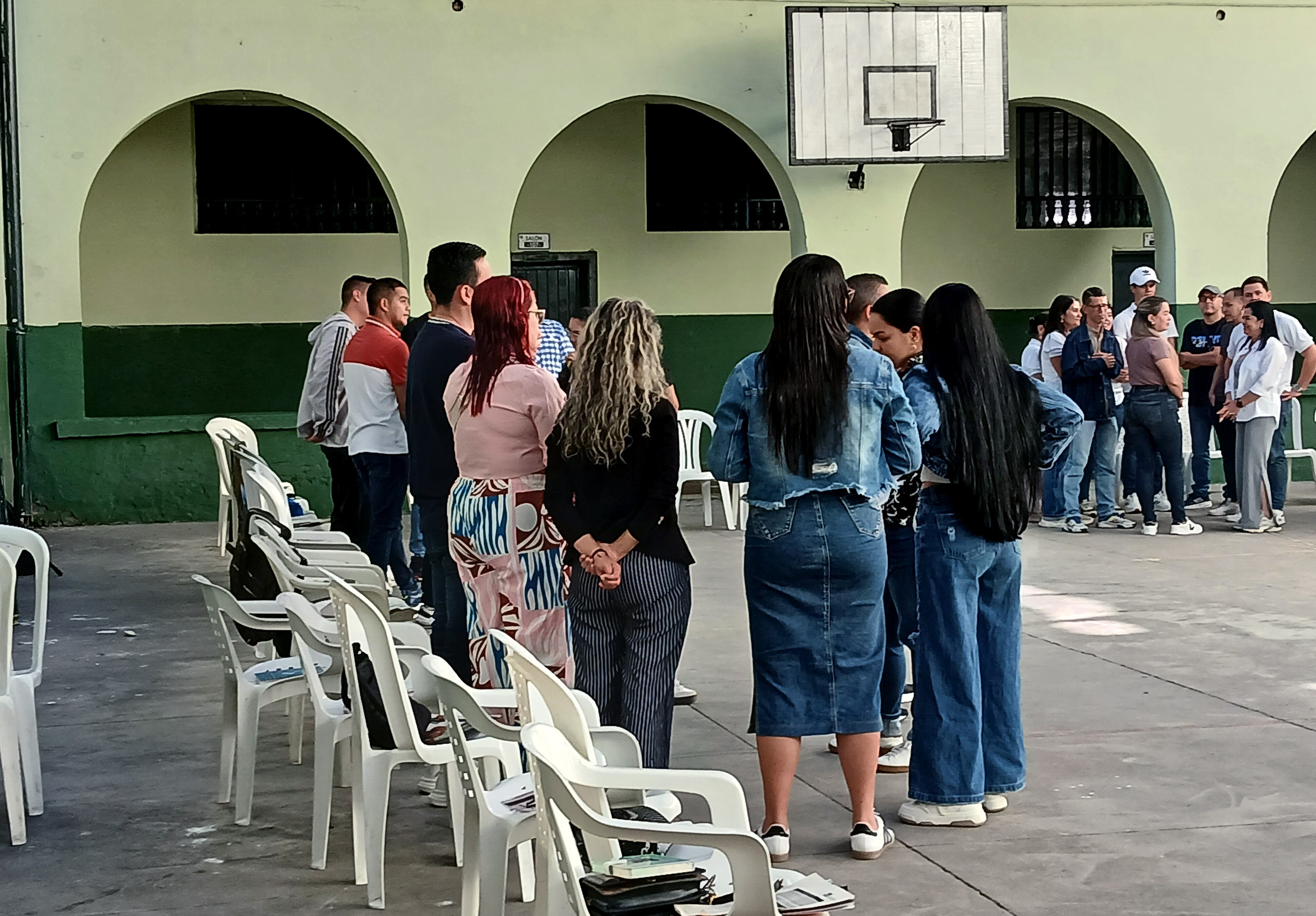 AME4446. OCAÑA (COLOMBIA), 27/01/2025.- Fotografía del 24 de enero de docentes recibiendo una capacitación en el colegio Nacional José Eusebio Caro, en Ocaña (Colombia). La educación es otra víctima de la violencia entre la guerrilla del Ejército de Liberación Nacional (ELN) y el Frente 33 de las disidencias de las FARC en la región colombiana del Catatumbo por la falta de garantías para el regreso de alumnos y profesores a las zonas rurales en el comienzo del año escolar. EFE/ Ana Inés Vega