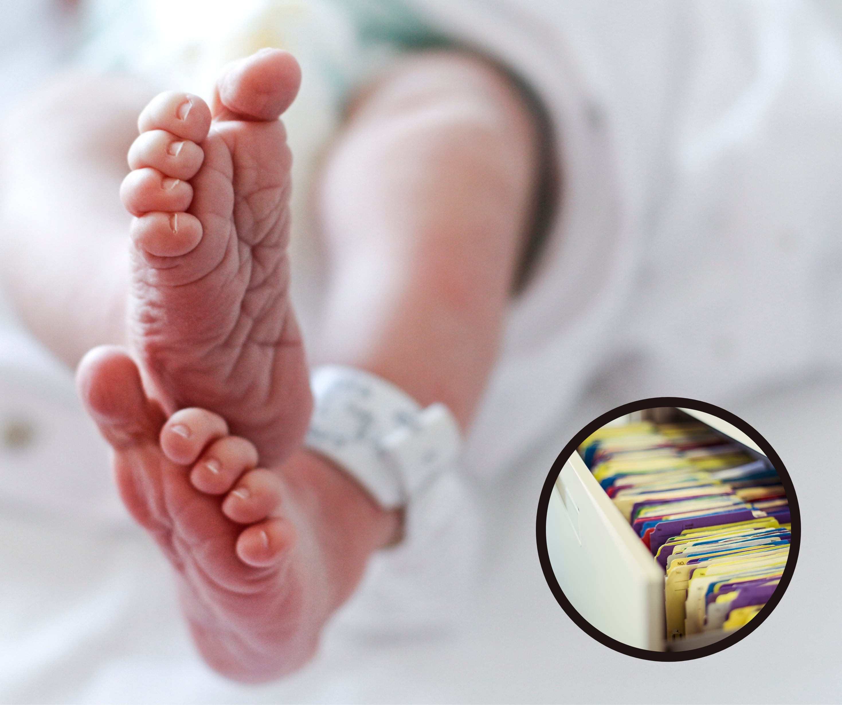 Pies de un bebé recién nacido y carpetas de colores (Foto vía Getty Images)