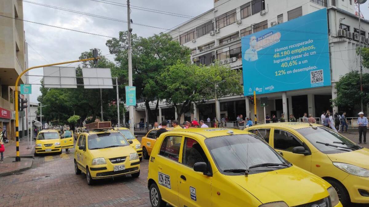 Taxistas de Neiva alertan por inseguridad y transporte ilegal que afecta su trabajo nocturno