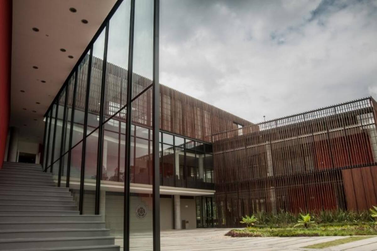 Fachada del bloque principal.