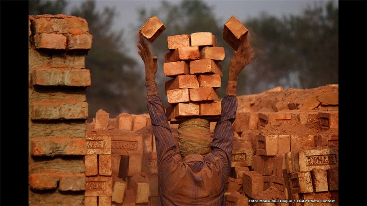 El premio para África Subshariana se lo llevó Pauline Opmeer por esta imagen capturada en Tanzania. Ahí, el alto precio y la mala calidad de las llantas de fabricación china que se venden en el país ha creado algunas oportunidades. El hombre de la foto, por ejemplo, se gana la vida reparando llantas. Y en la medida que tenga acceso a los servicios financieros que necesita, tendrá mayores oportunidades.