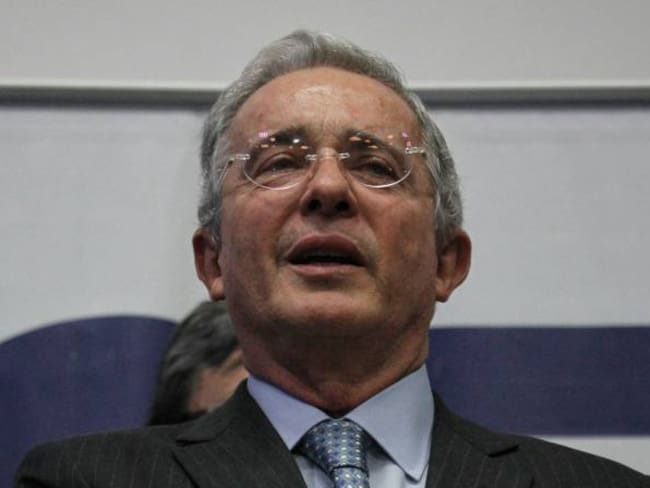 Santos es como un gallo que da mal ejemplo a los pollitos: Uribe