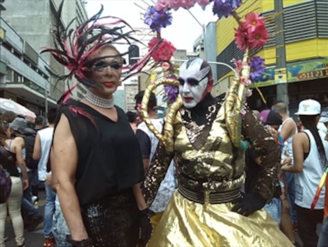 Carrozas, comparsas y color en el día del orgullo gay en Medellín