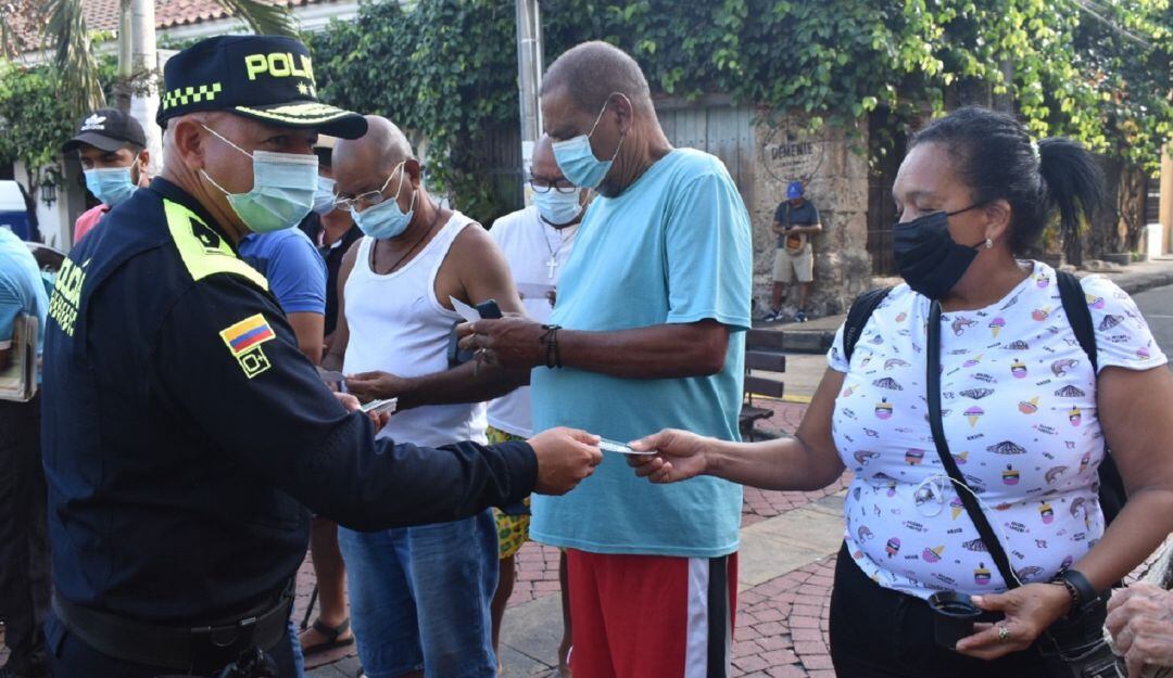 Con solo saludar la institución busca recuperar la confianza de los ciudadanos de esta capital