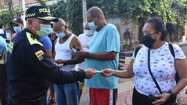 Con solo saludar la institución busca recuperar la confianza de los ciudadanos de esta capital