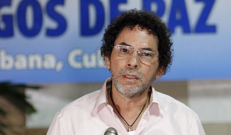 El comandante de las FARC y miembro de la comisión de negociación de paz Pastor Alape.