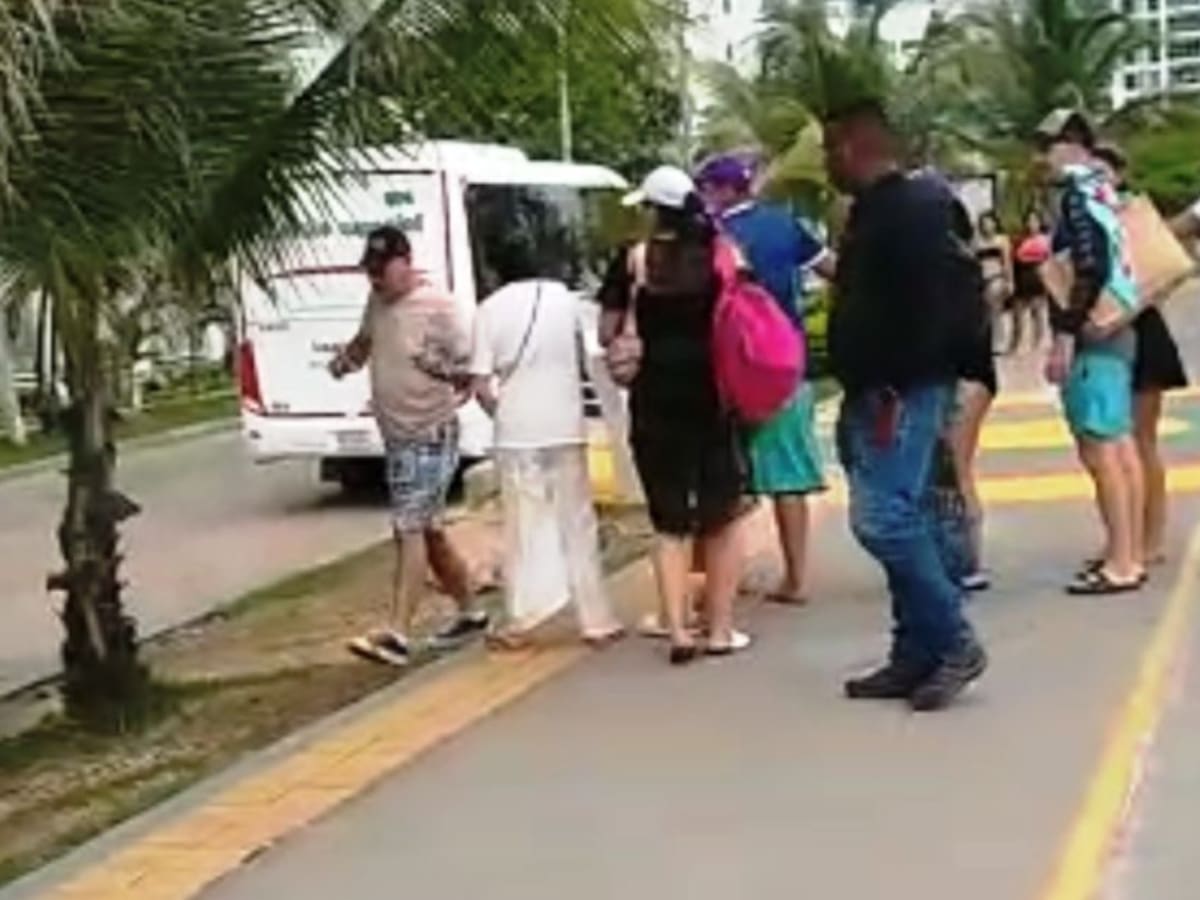 Alcalde de Cartagena regañó a turista que orinaba en la calle