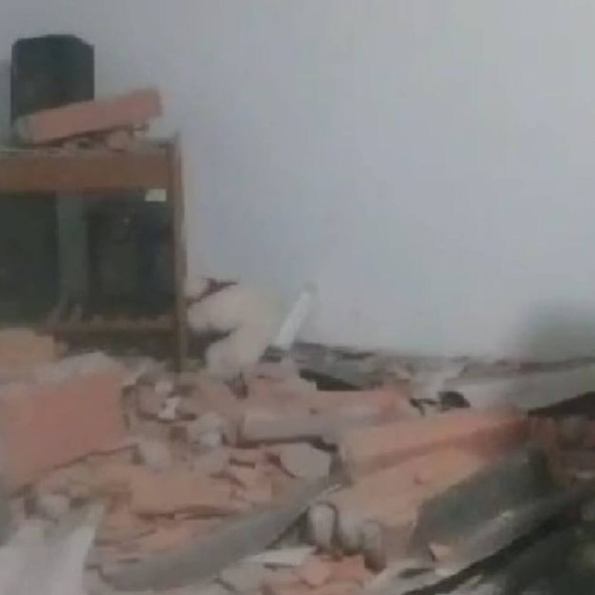 Un menor y una mujer heridos por caída de una pared en Barranquilla