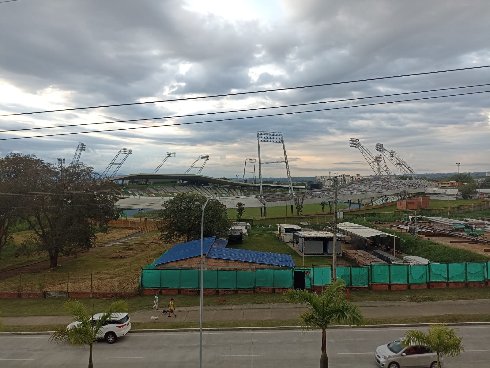Al fondo el estadio Centenario de Armenia desde el centro comercial San Sur. Foto: Adrián Trejos