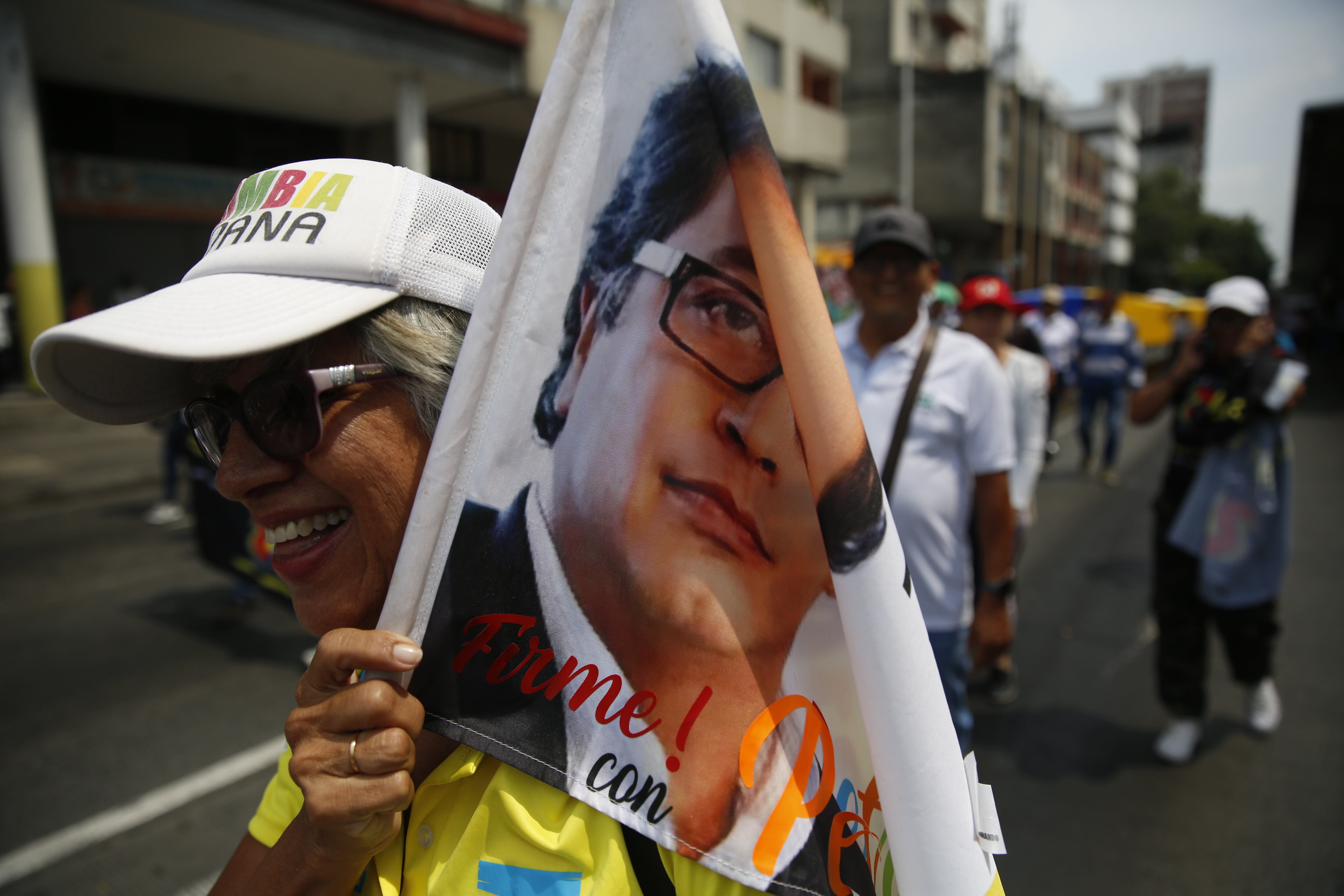 AME2953. CALI (COLOMBIA), 27/09/2023.- Personas participan hoy durante una manifestación "Por la paz, por la vida, por la justicia social", en Cali (Colombia). Manifestantes salen este miércoles a las calles en una manifestación "por la vida" convocada por el presidente Gustavo Petro, que ha llamado a sindicatos, obreros, indígenas y campesinos a que defiendan las reformas impulsadas por su Gobierno, un mes antes de las elecciones de alcaldes y gobernadores. EFE/Ernesto Guzmán