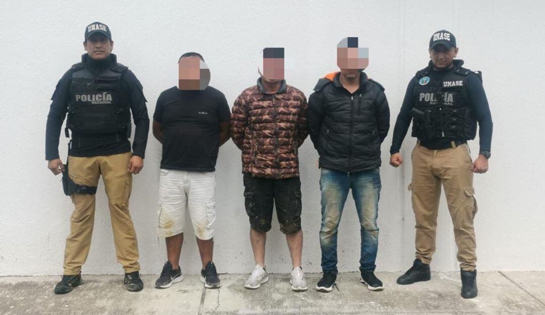 Las autoridades ecuatorianas confirmaron que entre los tres detenidos hay un expolicía colombiano.