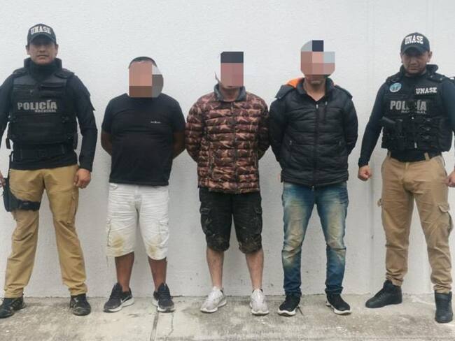 Las autoridades ecuatorianas confirmaron que entre los tres detenidos hay un expolicía colombiano.