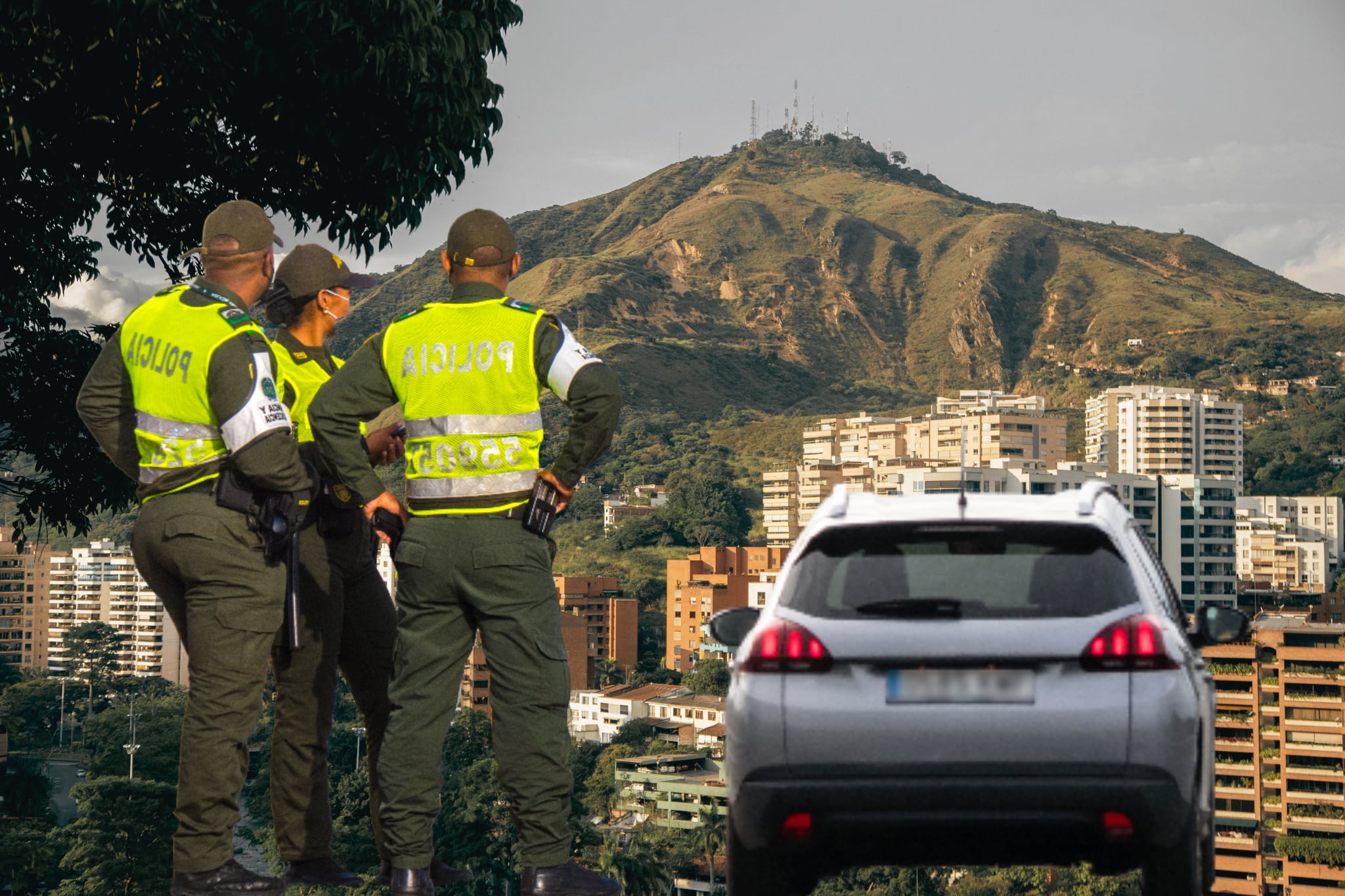 Imagen del centro de la ciudad de Cali tomada de Getty Imagenes (Crédito: oscar garces) // Imagen del carro tomada de Getty Imagenes (Crédito: Jose A. Bernat Bacete) // Imagen de los policias tomada de Getty Imagenes (Crédito: cesarrosphoto)
