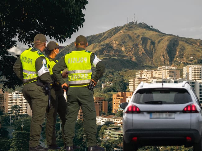 Imagen del centro de la ciudad de Cali tomada de Getty Imagenes (Crédito: oscar garces) // Imagen del carro tomada de Getty Imagenes (Crédito: Jose A. Bernat Bacete) // Imagen de los policias tomada de Getty Imagenes (Crédito: cesarrosphoto)