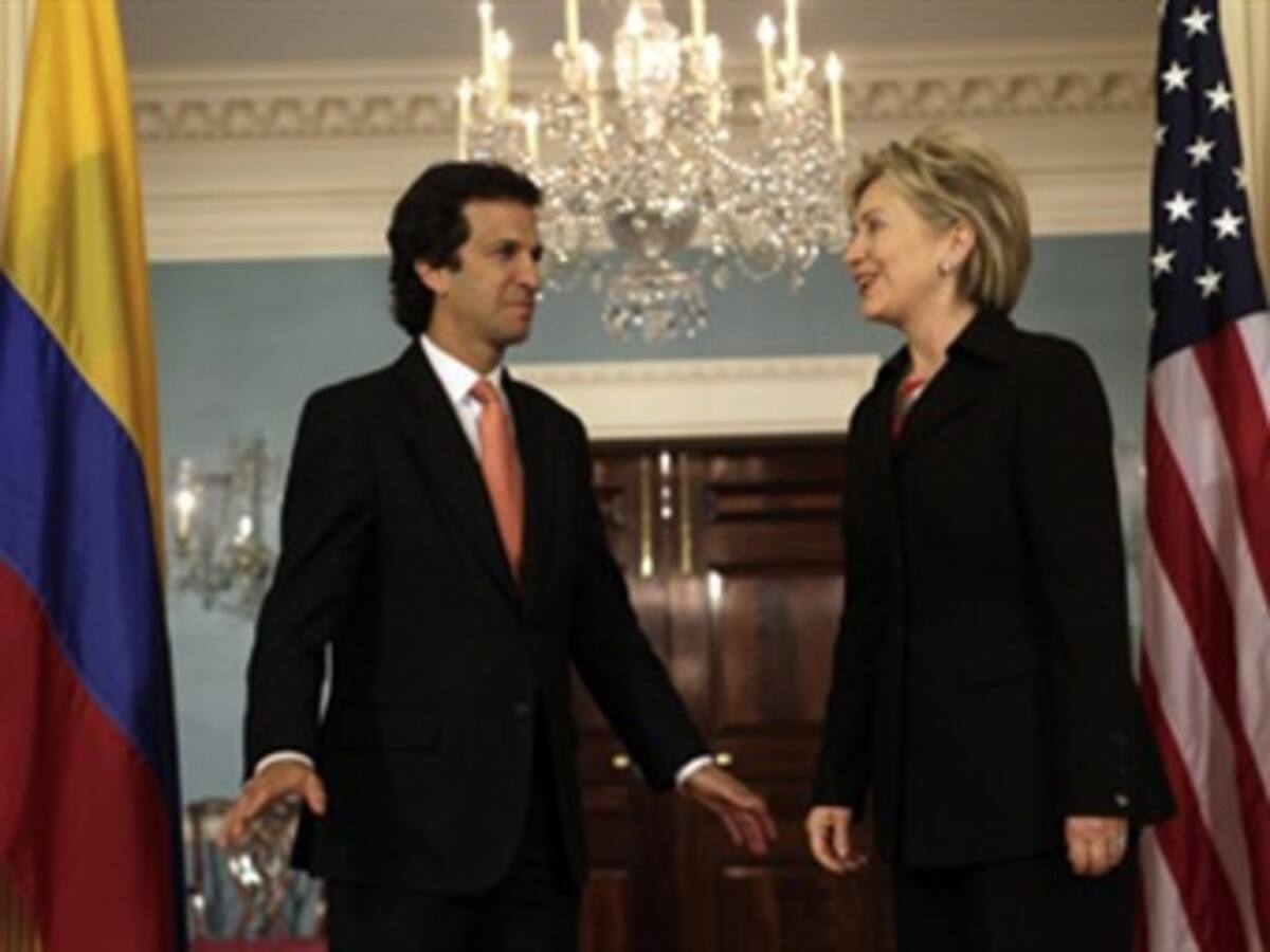 Canciller colombiano se reunirá con Clinton para tratar acuerdo militar