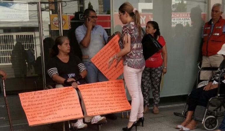 Piden soluciones en una silla de ruedas eléctrica para su traslado