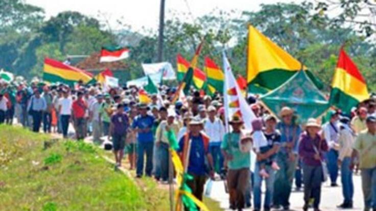 Indígenas bolivianos reanudan marcha contra carretera sobre reserva natural