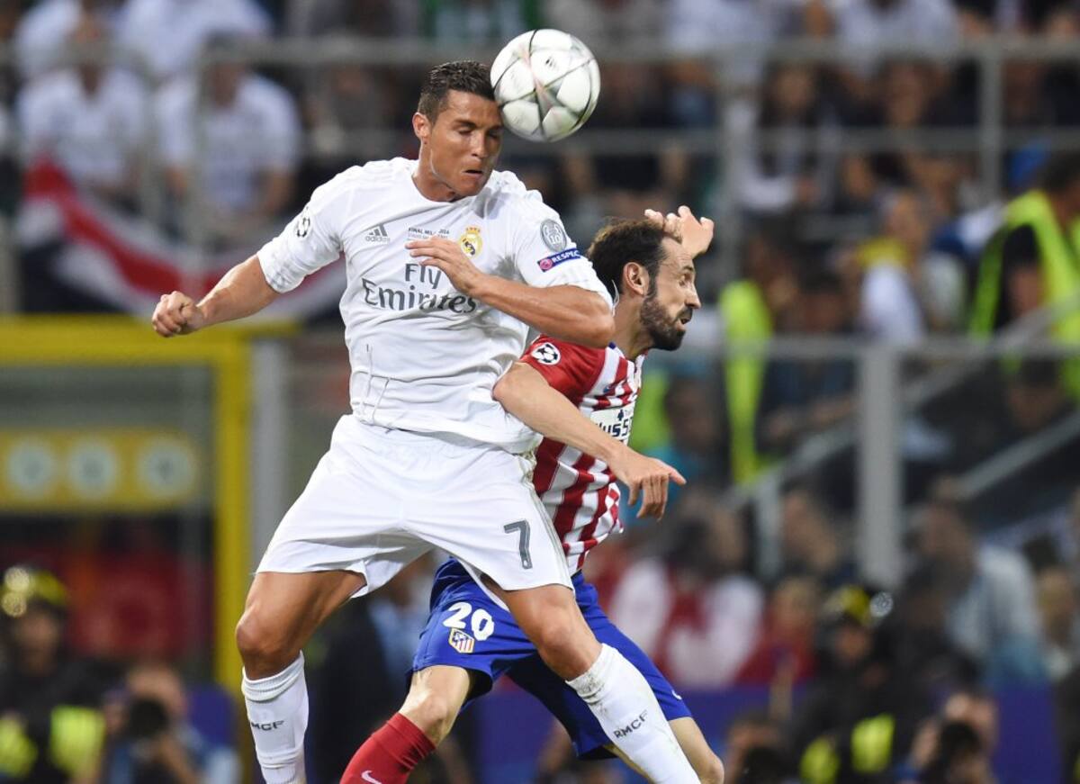 Cristiano Ronaldo y Juanfran peleando por un balón aéreo.