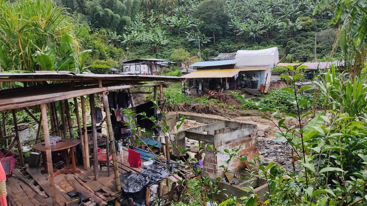 Emergencia en Guática por creciente de una quebrada que afectó viviendas y carreteras