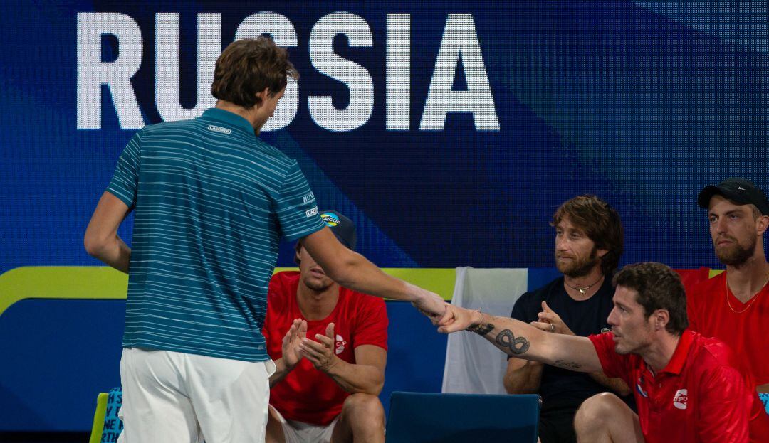 Daniil Medvédev junto al equipo Ruso en la victoria sobreArgentina 