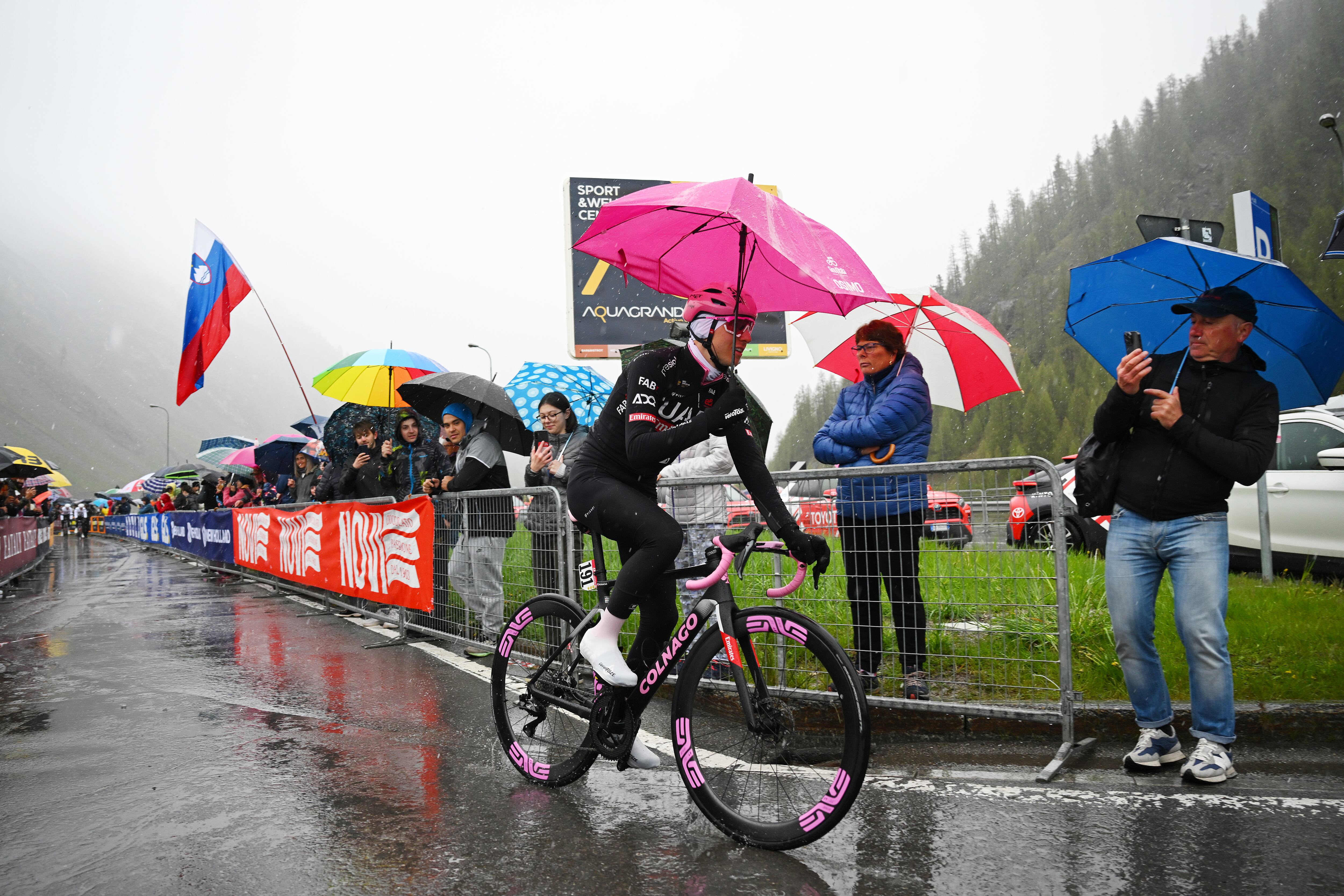 Tadej Pogacar se protege de la lluvia antes del inicio de la etapa 16. (Photo by Tim de Waele/Getty Images)