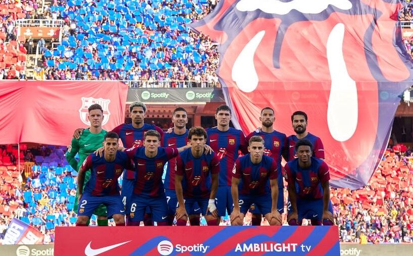 Barcelona en el último clásico ante Real Madrid con el logo de Rolling Stone / Getty Images)