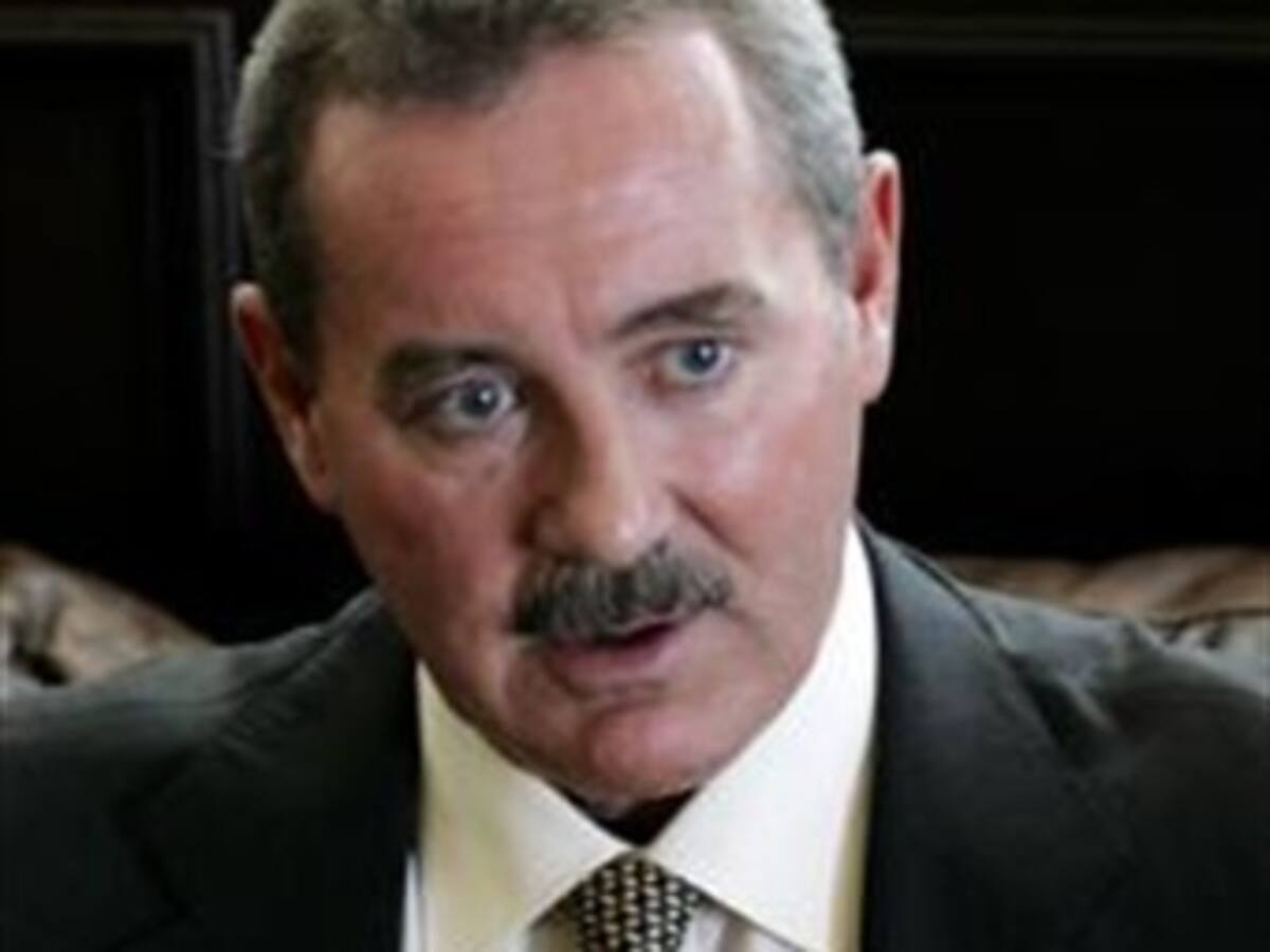 El financiero Robert A. Stanford, acusado de fraude, se entrega al FBI