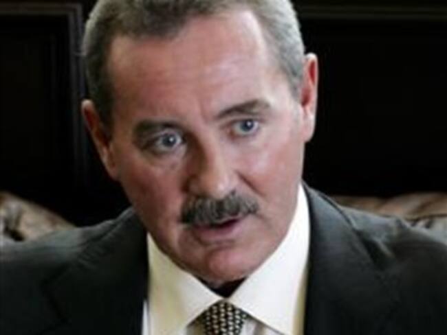 El financiero Robert A. Stanford, acusado de fraude, se entrega al FBI