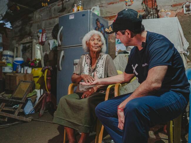 Alcalde Alejandro Char durante visitas en viviendas que requieren mejoramiento en Barranquilla./ Foto: Alcaldía de Barranquilla