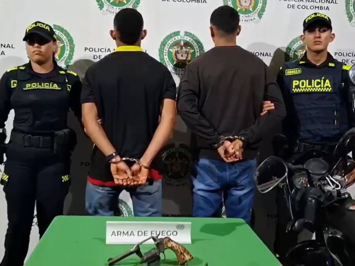 Capturados dos jóvenes que se movilizaban en una motocicleta hurtada con un arma de fuego