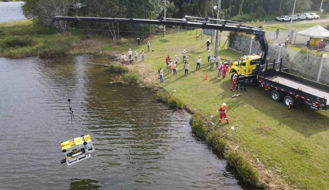 Pruebas de inmersión del equipo en el embalse La Fe. Foto: EPM.