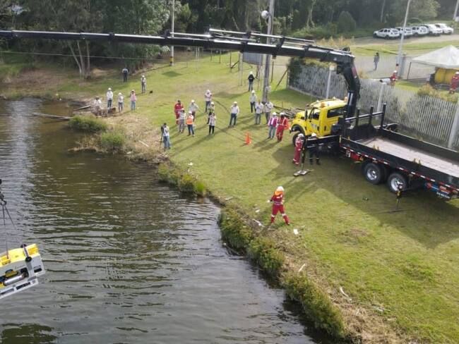 Pruebas de inmersión del equipo en el embalse La Fe. Foto: EPM.